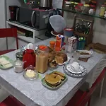 Pequeno Quarto Individual , Ventilador,Tv, Mesa De Trabalho, Bairro Do Espinheiro