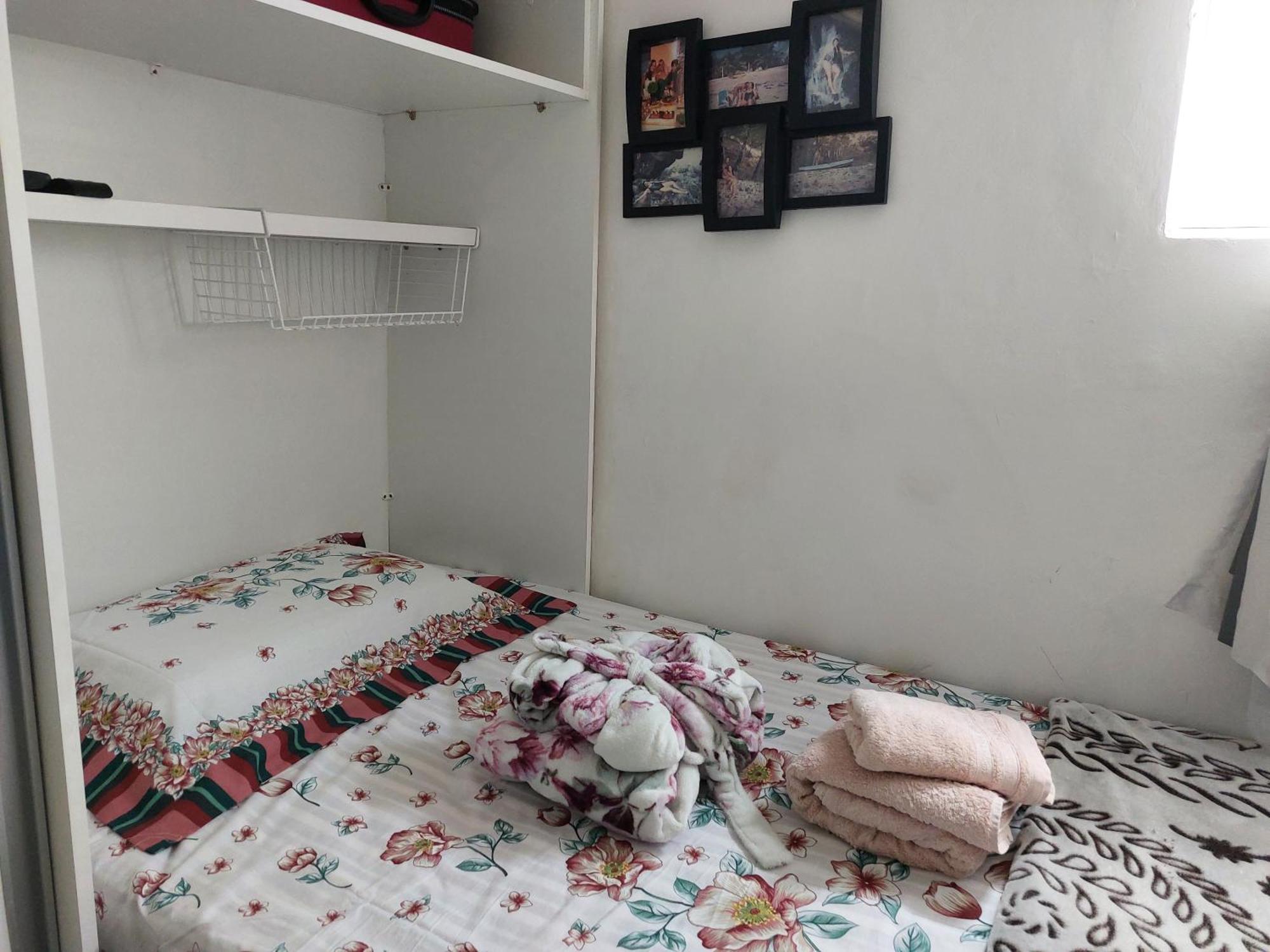 Pequeno Individual , Ventilador,tv, Mesa De Trabalho, Bairro Do Espinheiro *
