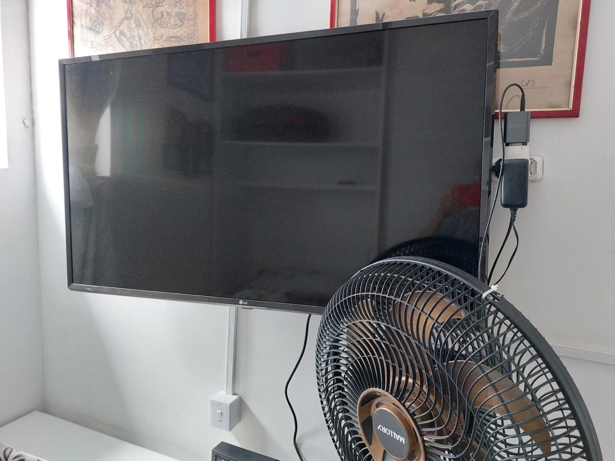 Pequeno Individual , Ventilador,tv, Mesa De Trabalho, Bairro Do Espinheiro